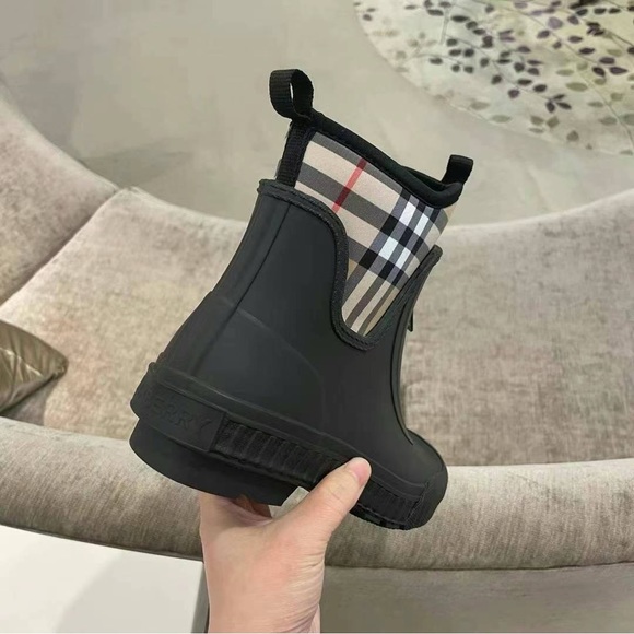 New in box Burberry rain boots with check lining - Picture 4 of 9